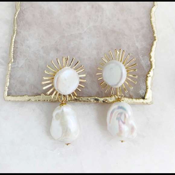 Astrid Earrings with Baroque Pearl Drop NWB - Picture 2 of 2